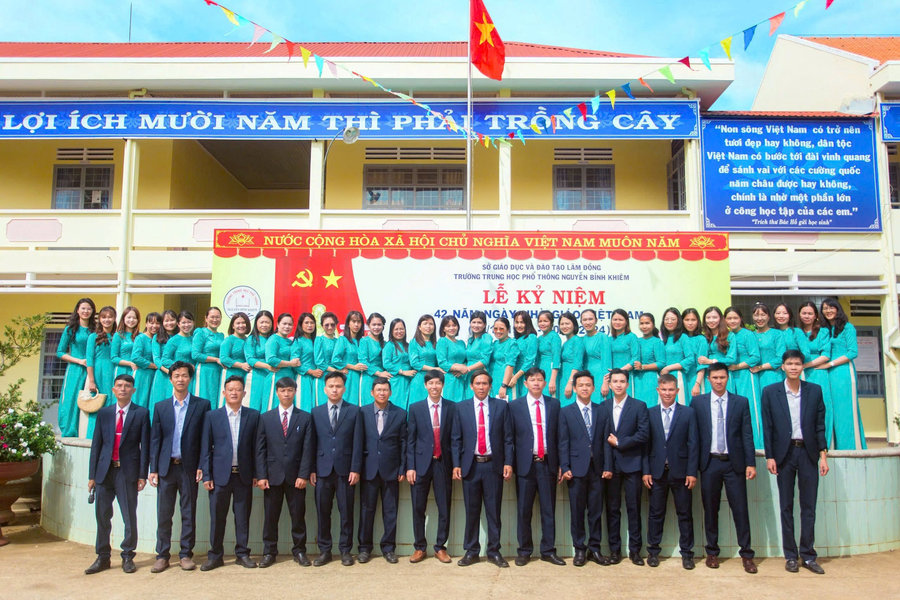 Trường chuẩn quốc gia nhưng vẫn phải đi mượn phòng học