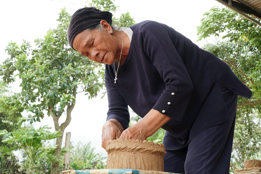 Bà Ma Ly giữ lửa nghề gốm truyền thống trên cao nguyên