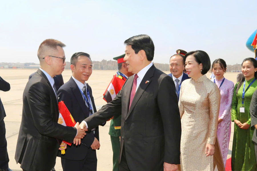 Chủ tịch nước Lương Cường đến thủ đô Cairo, bắt đầu thăm cấp nhà nước Ai Cập