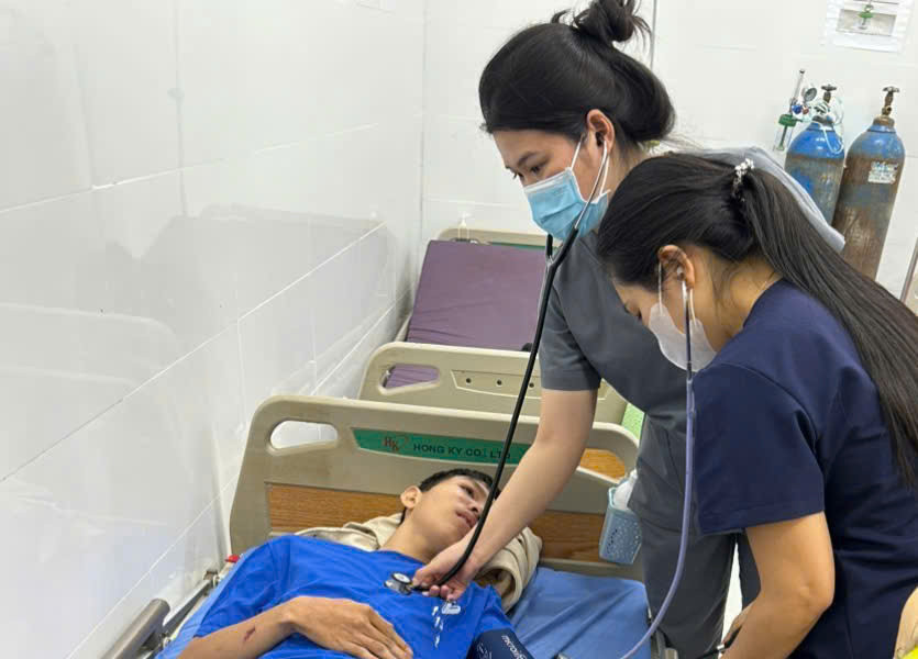 Cảnh sát giao thông Lâm Đồng kịp thời đưa người có dấu hiệu nhồi máu cơ tim đi cấp cứu