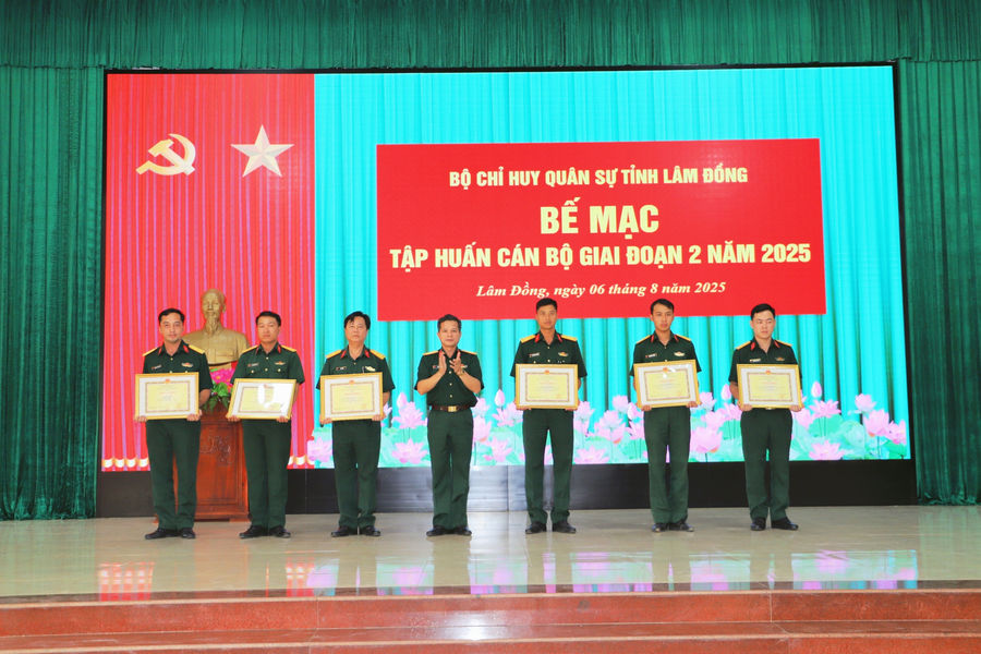 Bộ CHQS tỉnh Lâm Đồng bế mạc tập huấn cán bộ giai đoạn 2 năm 2025
