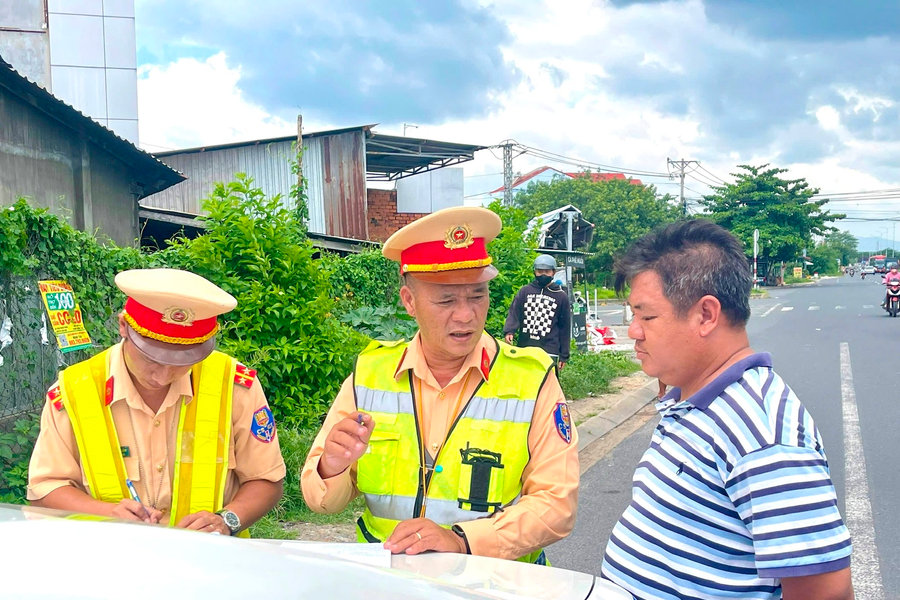 Theo chân CSGT Lâm Đồng một ngày trên quốc lộ 1A