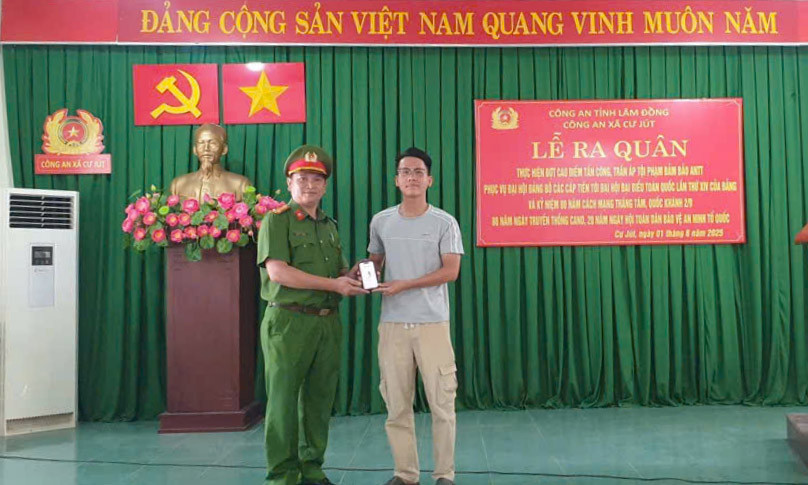 Mất điện thoại ở Đắk Lắk, được Công an xã Cư Jút (Lâm Đồng) tìm và trao trả lại