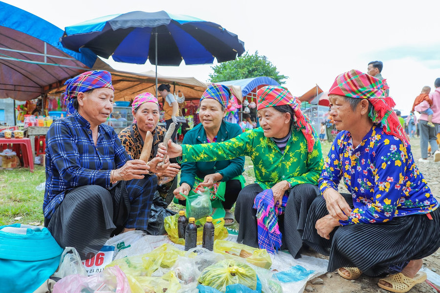 Phiên chợ Tây Bắc ở xã Cư Jút