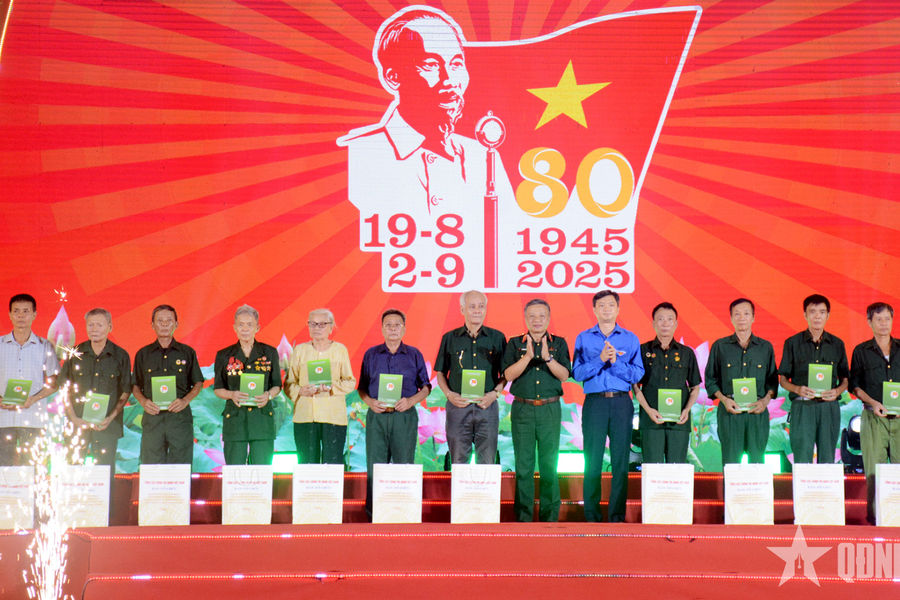 Thượng tướng Lê Quang Minh dự chương trình “Phất cao cờ hồng Tháng Tám” tại Trung đoàn 148