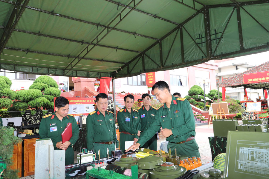 Trưng bày sáng kiến mừng Đại hội Đảng bộ Quân sự tỉnh Lâm Đồng