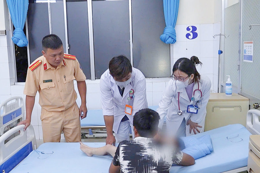 Cảnh sát giao thông Lâm Đồng kịp thời hỗ trợ đưa bé 4 tuổi đi cấp cứu