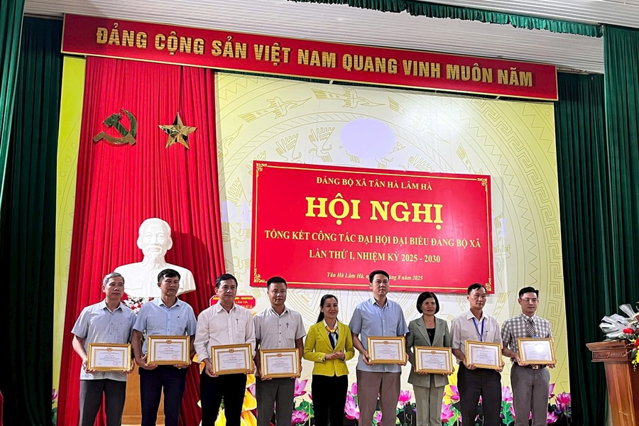 Xã Tân Hà Lâm Hà: Khen thưởng 8 tập thể, 26 cá nhân trong công tác tổ chức Đại hội