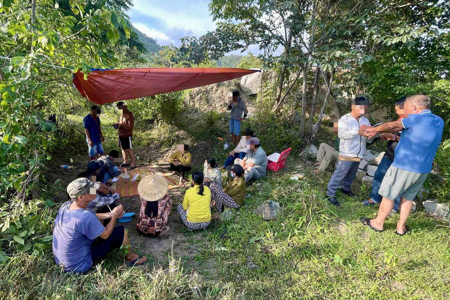 Triệt phá tụ điểm đánh bạc giữa rừng ở Lâm Đồng