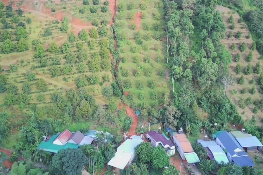 Nguy cơ sạt lở đồi sầu riêng đe dọa 10 hộ dân ở Đạ Huoai 3