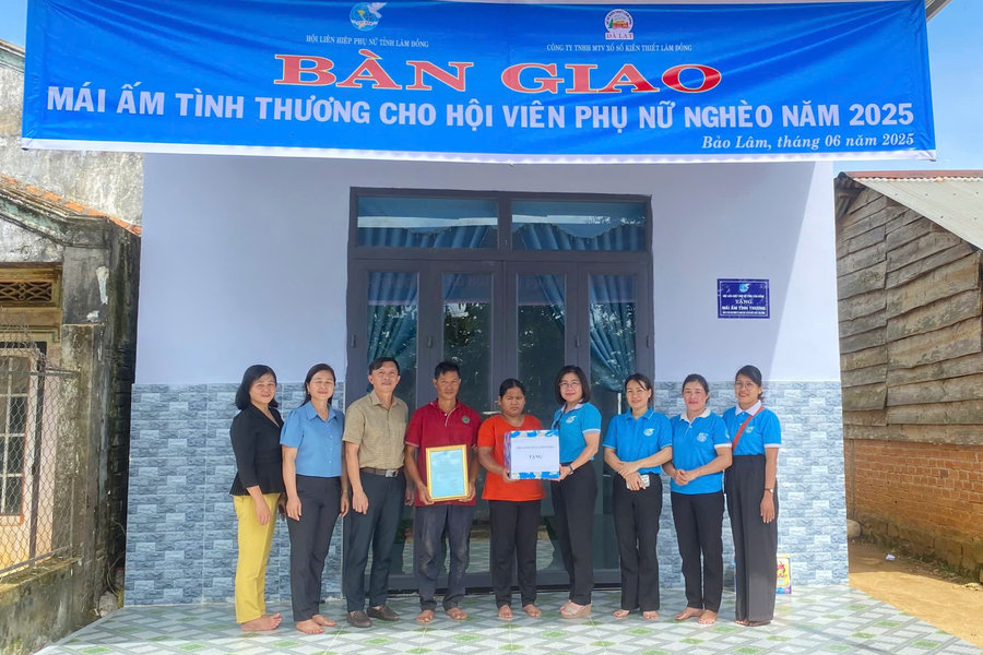 Bàn giao mái ấm tình thương cho 2 hội viên phụ nữ khó khăn