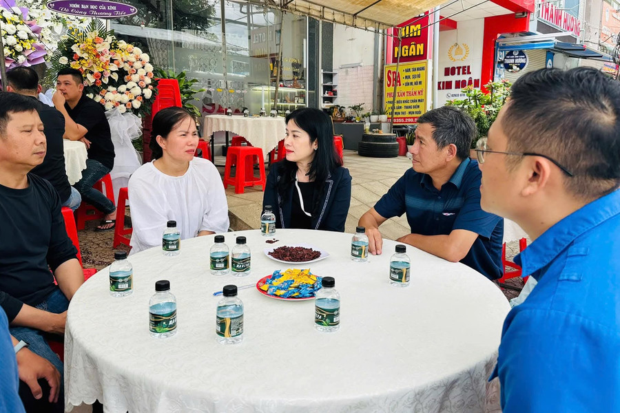 Thăm, động viên gia đình hai học sinh tử vong do sập bờ taluy
