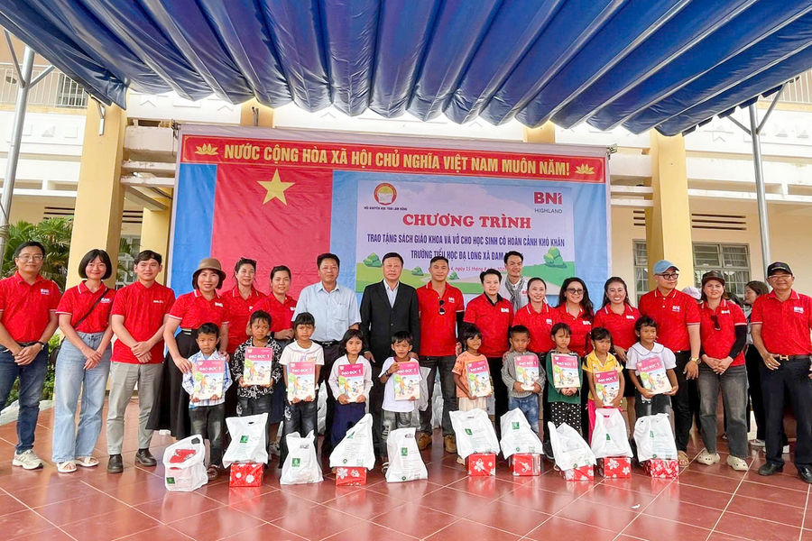 Trao hơn 3.400 bộ sách, vở cho học sinh vùng sâu Đam Rông 