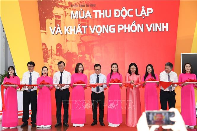 Khai mạc Triển lãm tư liệu 'Mùa Thu độc lập và Khát vọng phồn vinh'