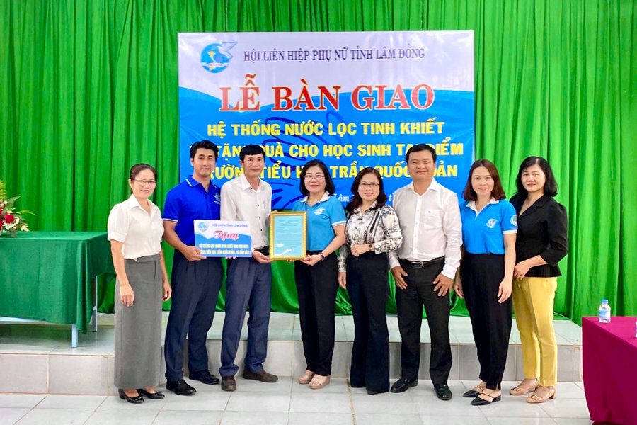 Hội LHPN tỉnh Lâm Đồng bàn giao hệ thống lọc nước tinh khiết cho học sinh vùng sâu, vùng xa