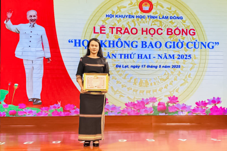 Cô giáo K’ho miệt mài gieo chữ trên quê hương