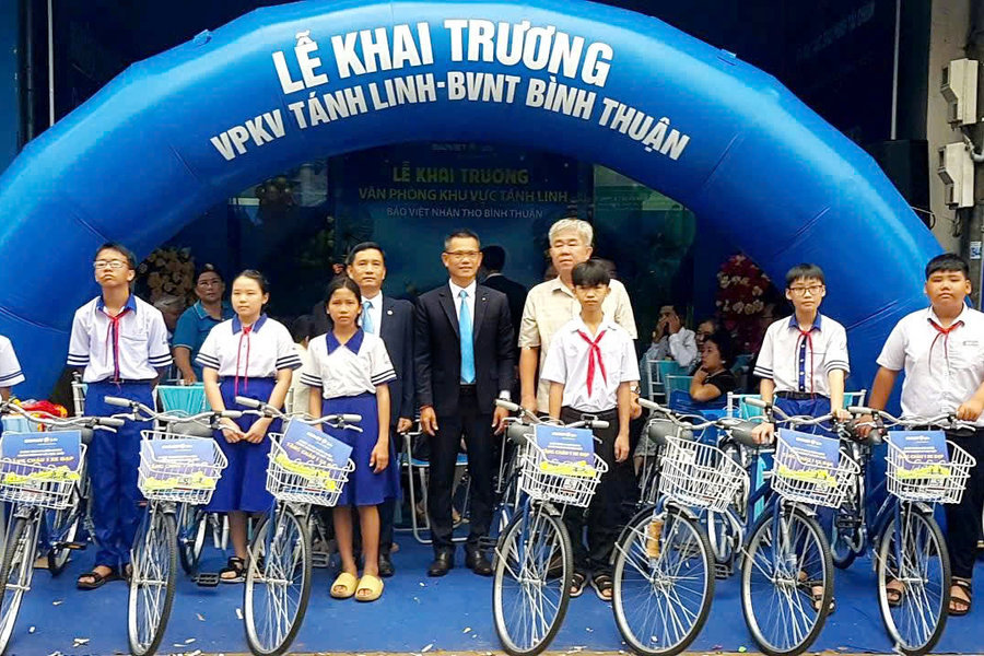 Trao tặng 10 xe đạp cho học sinh có hoàn cảnh khó khăn