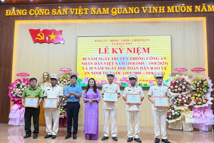 Khen thưởng đột xuất tập thể, cá nhân phá vụ án tàng trữ gỗ trái phép