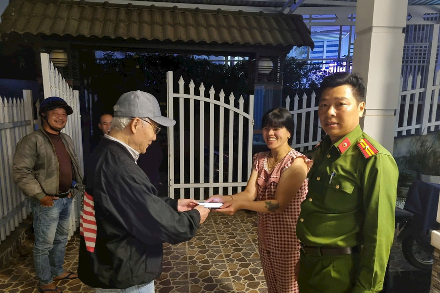 Điện thoại rơi, du khách Nhật được hỗ trợ tận tình tìm lại sau 2 giờ