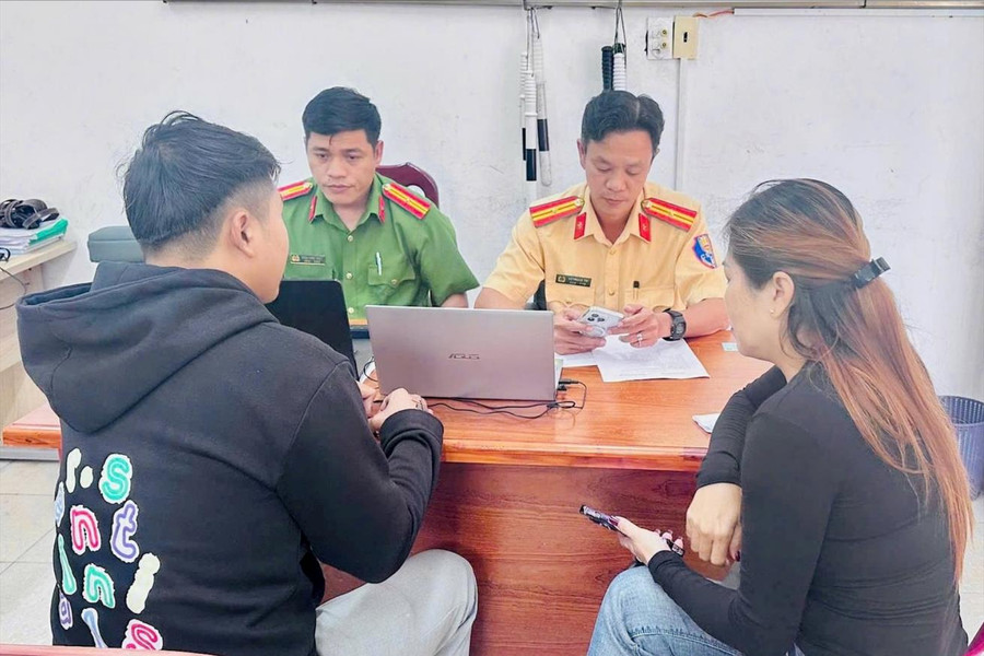 Xử lý nhóm thanh niên gây mất trật tự khi lưu thông trên đường