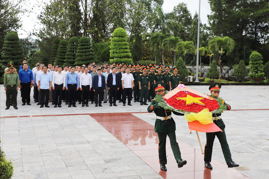 Lãnh đạo tỉnh Lâm Đồng dâng hương tưởng nhớ các Anh hùng liệt sĩ