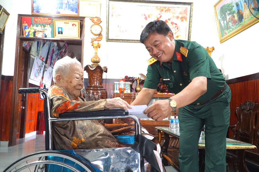 Bộ CHQS tỉnh Lâm Đồng thăm Mẹ Việt Nam Anh hùng, Anh hùng LLVT Nhân dân