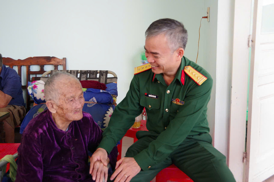 Bộ CHQS tỉnh Lâm Đồng thăm, tặng quà gia đình chính sách, người có công