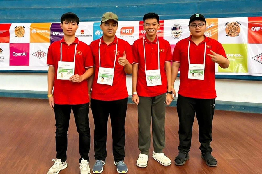 Từ gánh ve chai đến tấm huy chương Tin học quốc tế