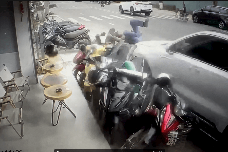 Ô tô tông hàng loạt xe máy trên vỉa hè, tài xế khai do buồn ngủ