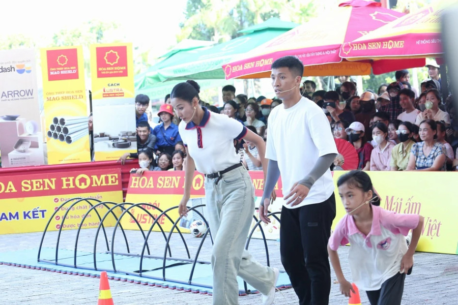 Trung vệ Bùi Tiến Dũng san sẻ yêu thương cùng Mái ấm gia đình Việt