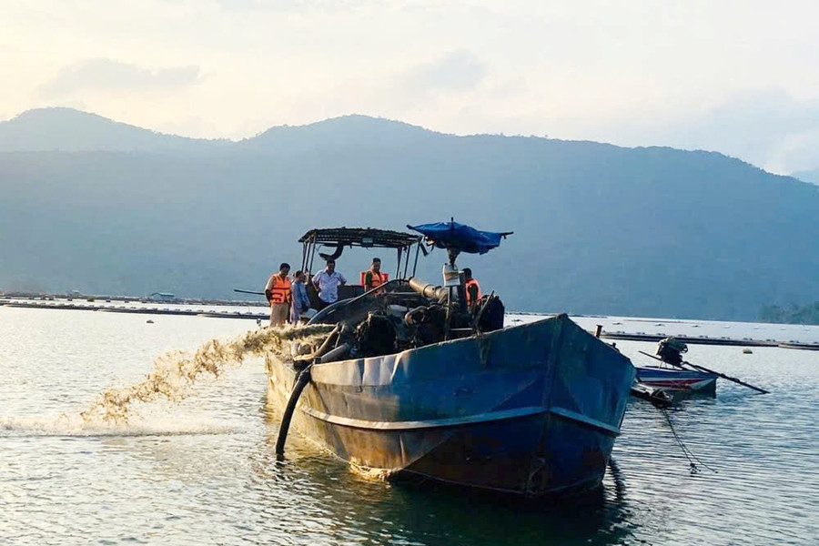 Phát hiện tàu bơm hút cát trái phép tại Đồng Kho