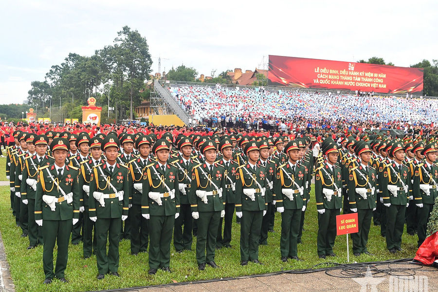 Trực tiếp: Sơ duyệt cấp Nhà nước diễu binh, diễu hành tại Quảng trường Ba Đình