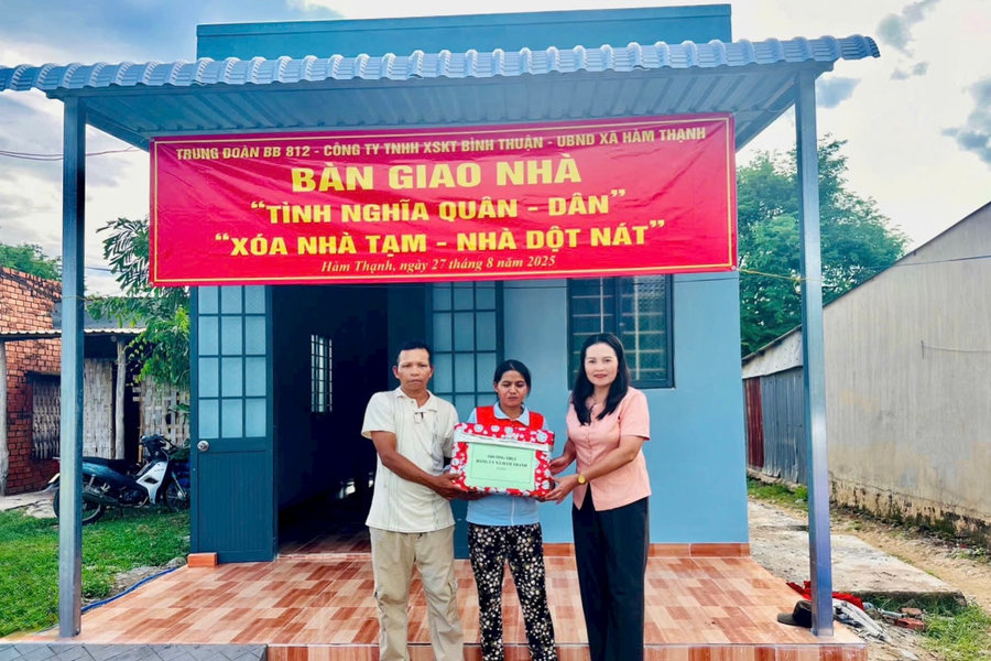 Trao nhà "Tình nghĩa quân - dân" cho hộ ông Mang Văn Lú ở xã Hàm Thạnh