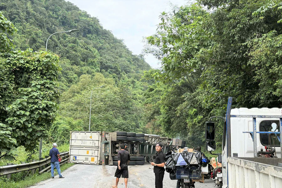 Xe container lật chắn ngang đường, đèo Bảo Lộc ách tắc kéo dài