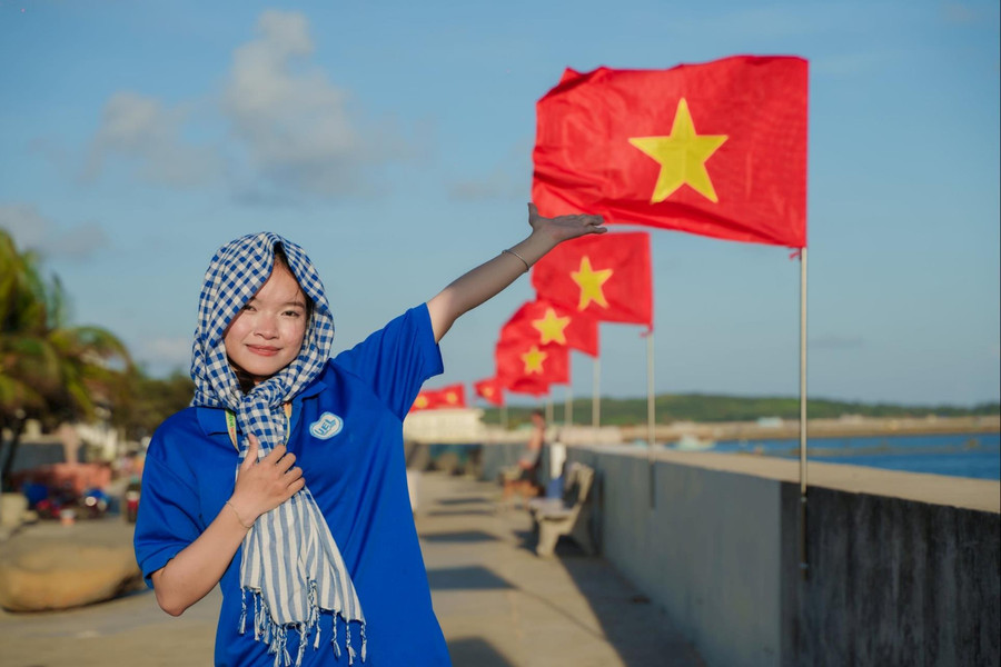 Thắm màu cờ nơi đảo xanh