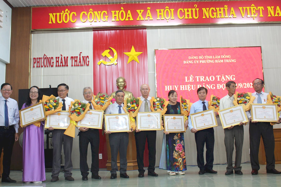 Phường Hàm Thắng trao tặng Huy hiệu Đảng cho 31 đảng viên