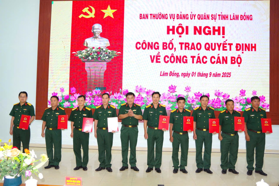 Bộ CHQS tỉnh Lâm Đồng trao quyết định về công tác cán bộ