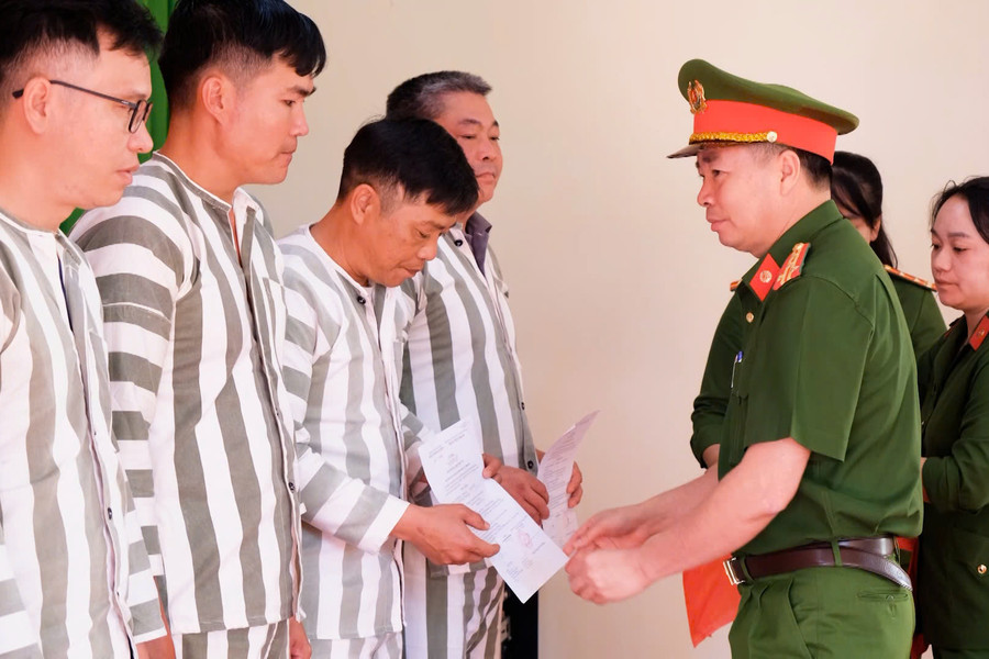 Trao quyết định đặc xá cho 38 phạm nhân tại Trại tạm giam số 1