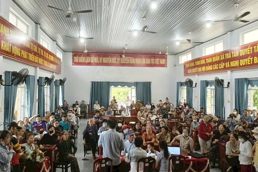 Xuyên đêm trao quà Tết Độc lập cho Nhân dân
