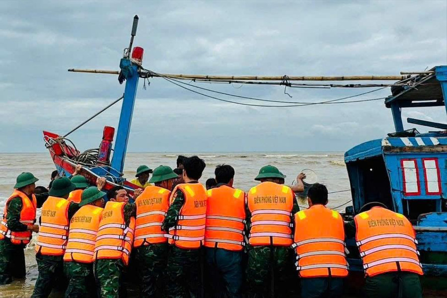 Lực lượng Biên phòng hỗ trợ tàu cá bị mắc cạn