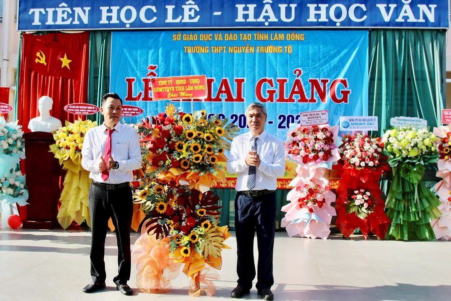 Hơn 900 học sinh Trường THPT Nguyễn Trường Tộ bước vào năm học mới