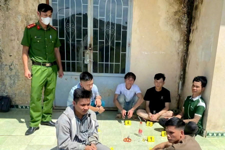 Bắt quả tang 6 thanh niên tụ tập sử dụng ma túy lúc rạng sáng
