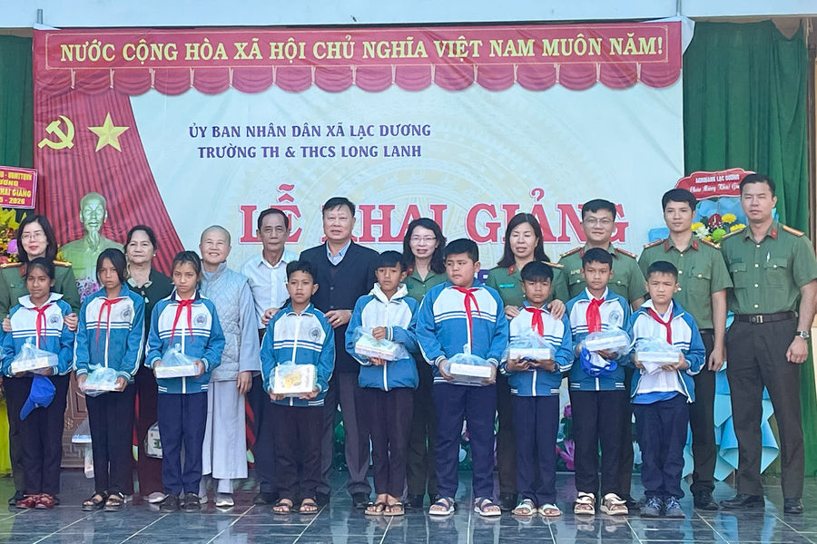 Tặng hơn 4.000 dụng cụ học tập và máy lọc nước cho học sinh vùng xa