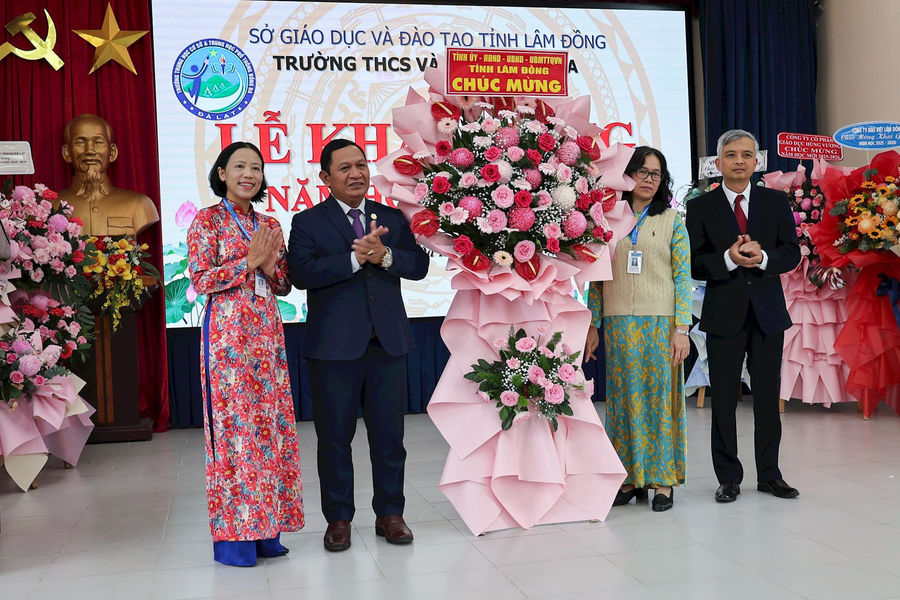 Phó Chủ tịch HĐND tỉnh Lâm Đồng K’ Mák dự khai giảng tại Trường THCS - THPT Đống Đa