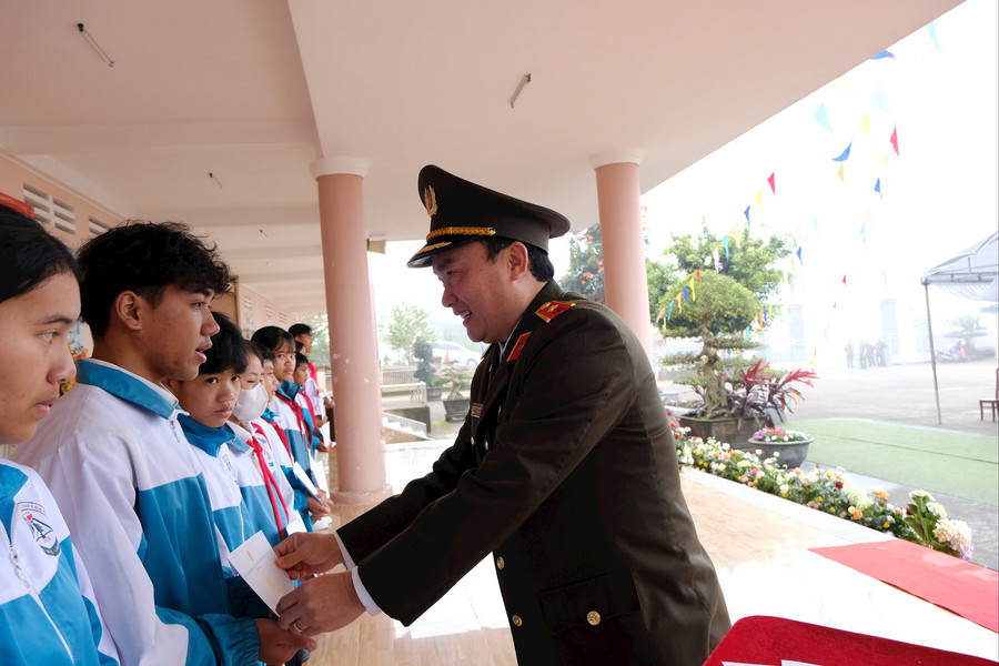 Giám đốc Công an tỉnh Lâm Đồng trao học bổng cho học sinh Trường THCS và THPT Đạ Nhim