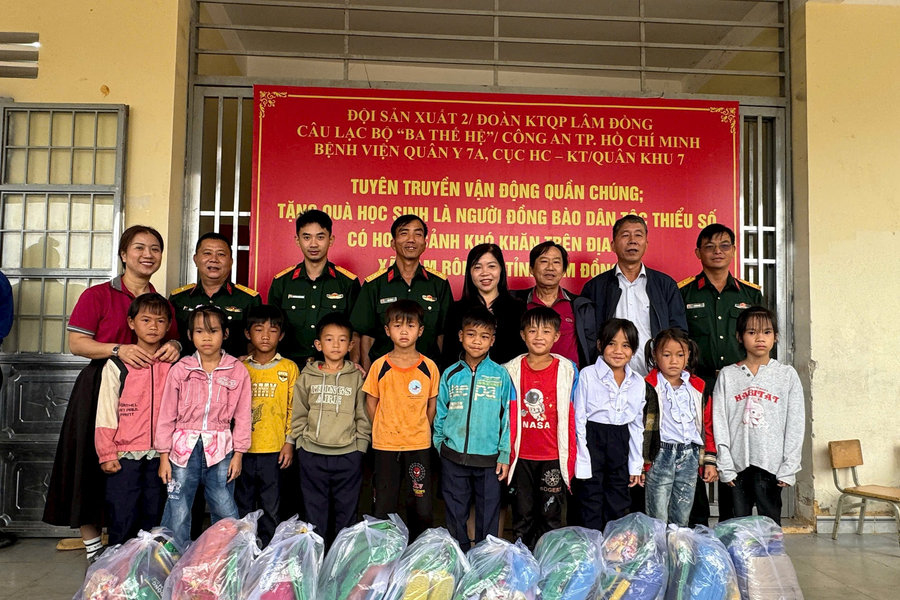 Đoàn Kinh tế – Quốc phòng Lâm Đồng tặng quà học sinh nghèo đồng bào dân tộc thiểu số