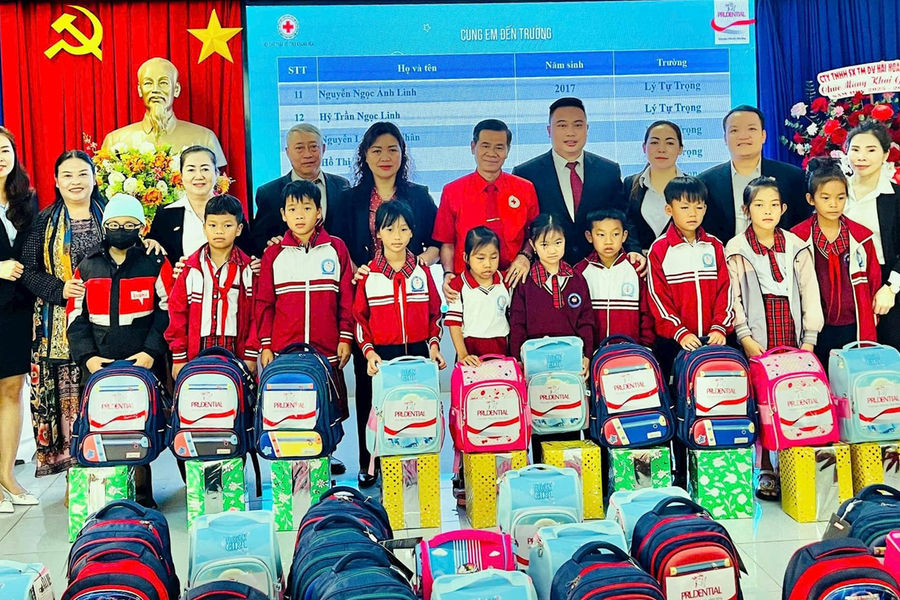 Trao 50 suất học bổng cho học sinh tại xã Đức Trọng