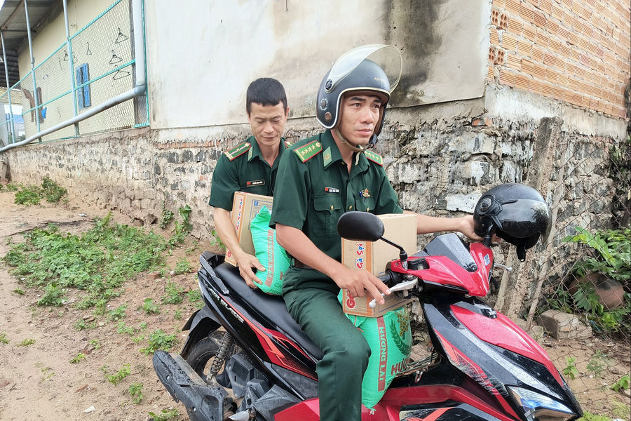 Hũ gạo vun đầy tình nghĩa quân dân