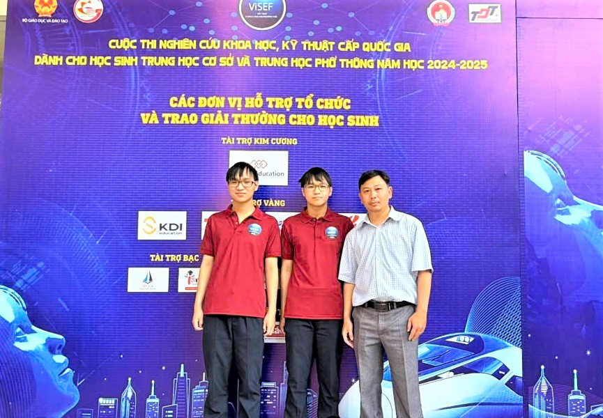 Tặng danh hiệu “Chiến sỹ thi đua toàn quốc” cho thầy Trần Quang Vĩnh Chánh