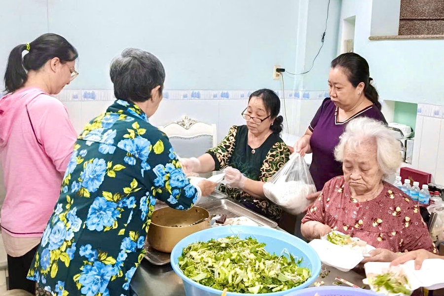 “Bếp cơm từ thiện Đức Nghĩa” - Nơi chan chứa tình người
